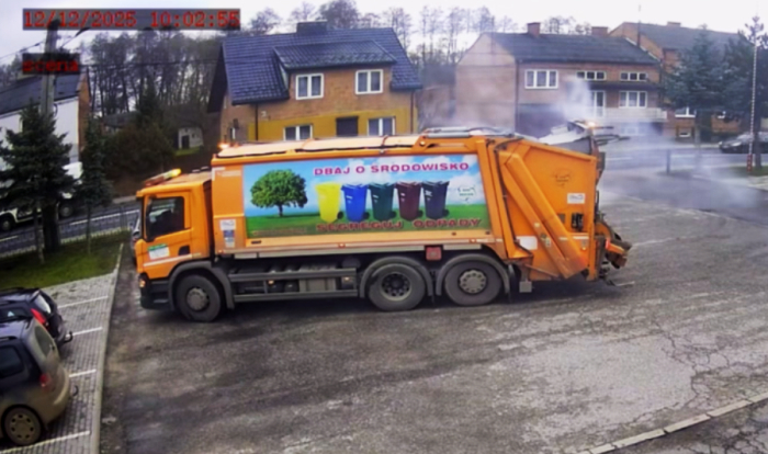 Kłęby dymu nad śmieciarką